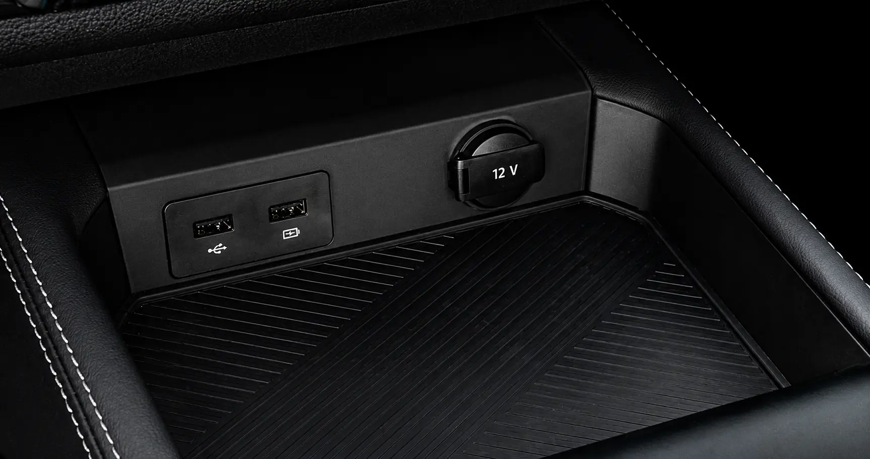 Deux ports USB et prise 12 V dans la console centrale du JMC Grand Avenue