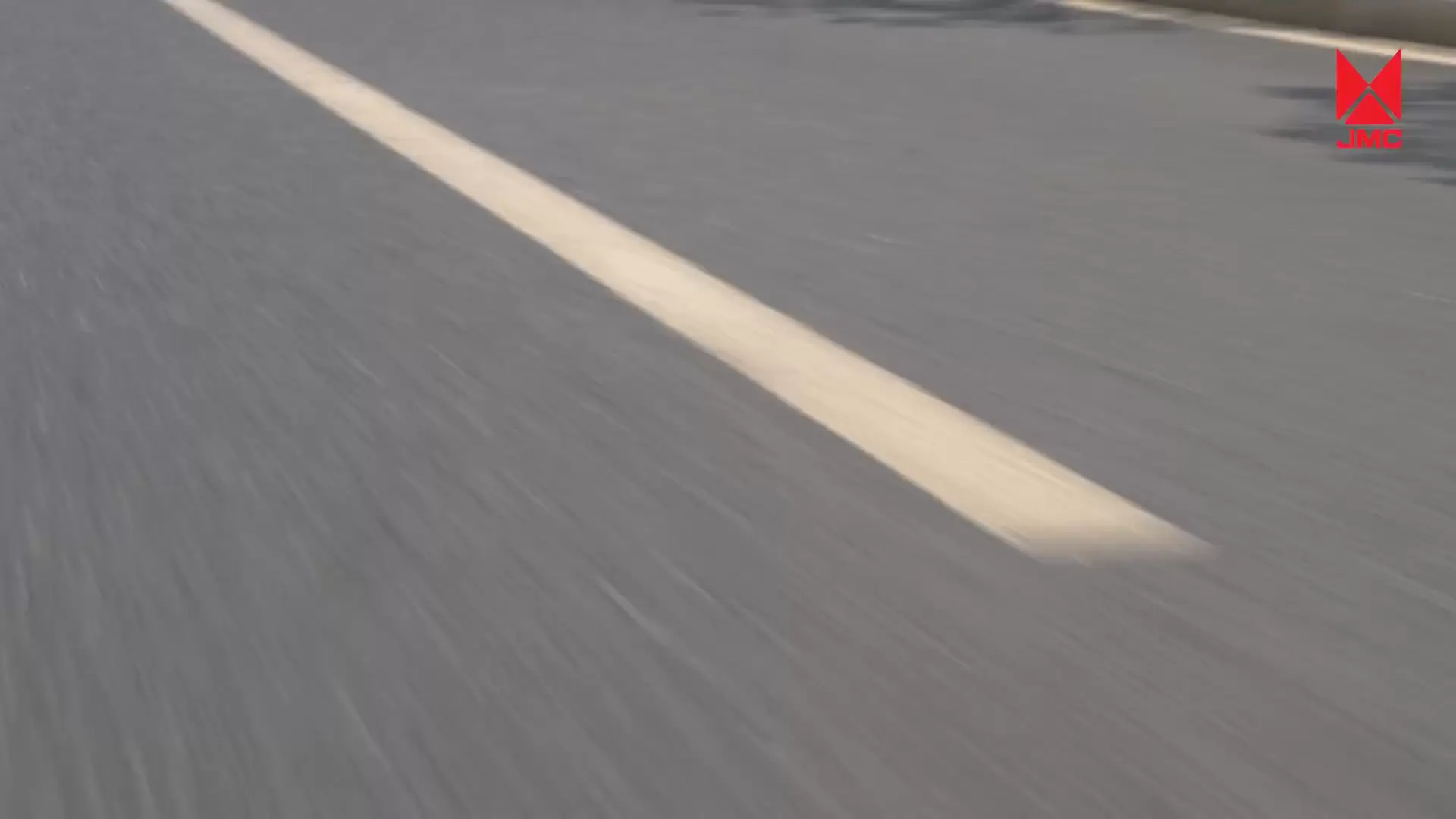 Route vue depuis un véhicule en mouvement