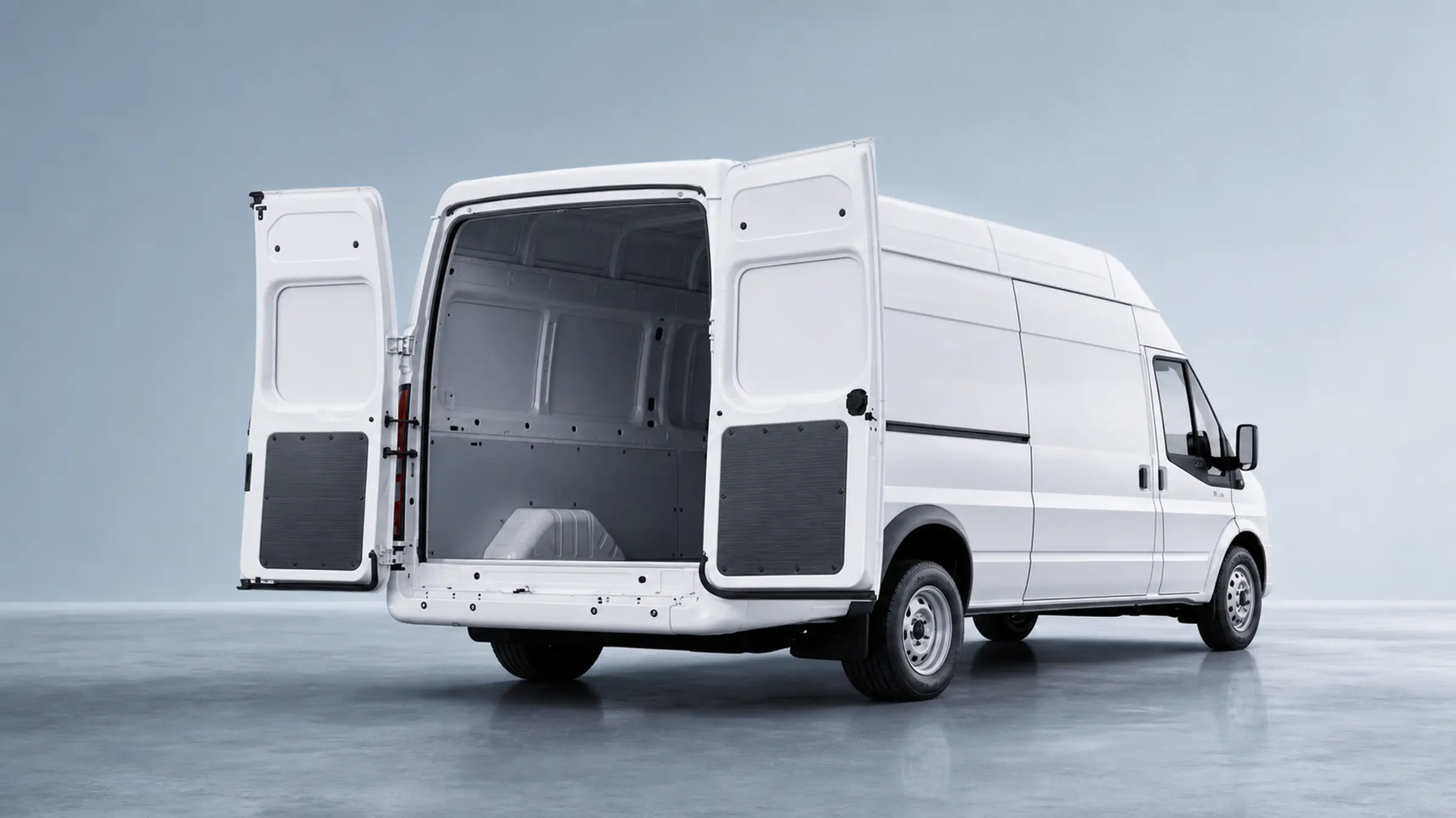 JMC Touring Cargo blanc vu de trois quarts arrière avec ses deux portes de chargement ouvertes